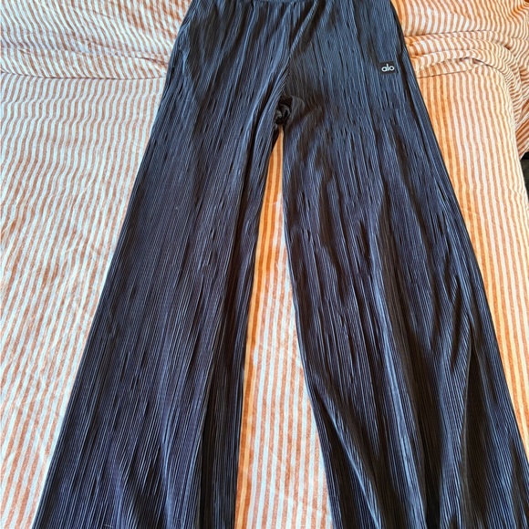 ALO Yoga High Waist Micro Plisse Straight Leg Pant - Picture 5 of 6